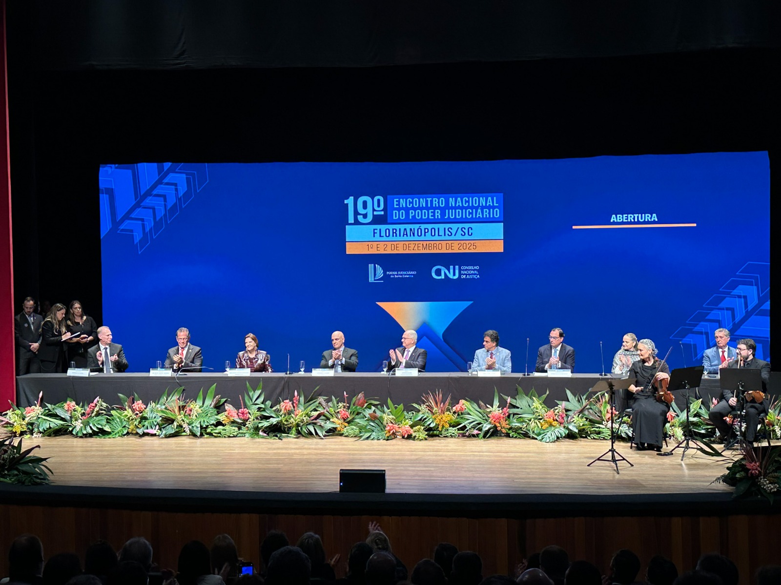 A foto mostra a abertura encontro judiciário mesa oficial.