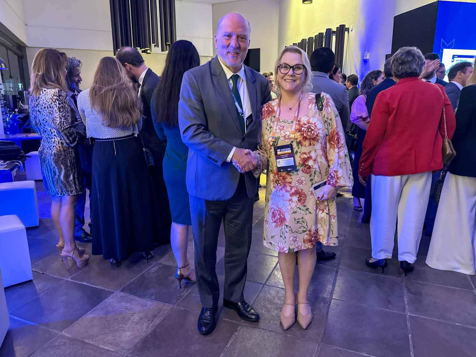 A foto mostra o desembargador Martins Costa e a desembargadora laís.