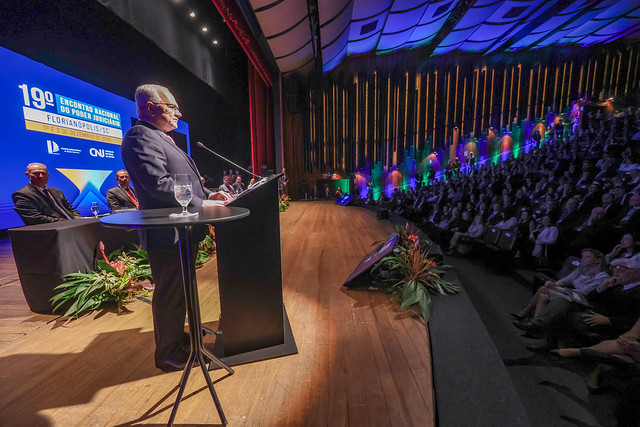 A foto mostra o ministro fachin discursando.