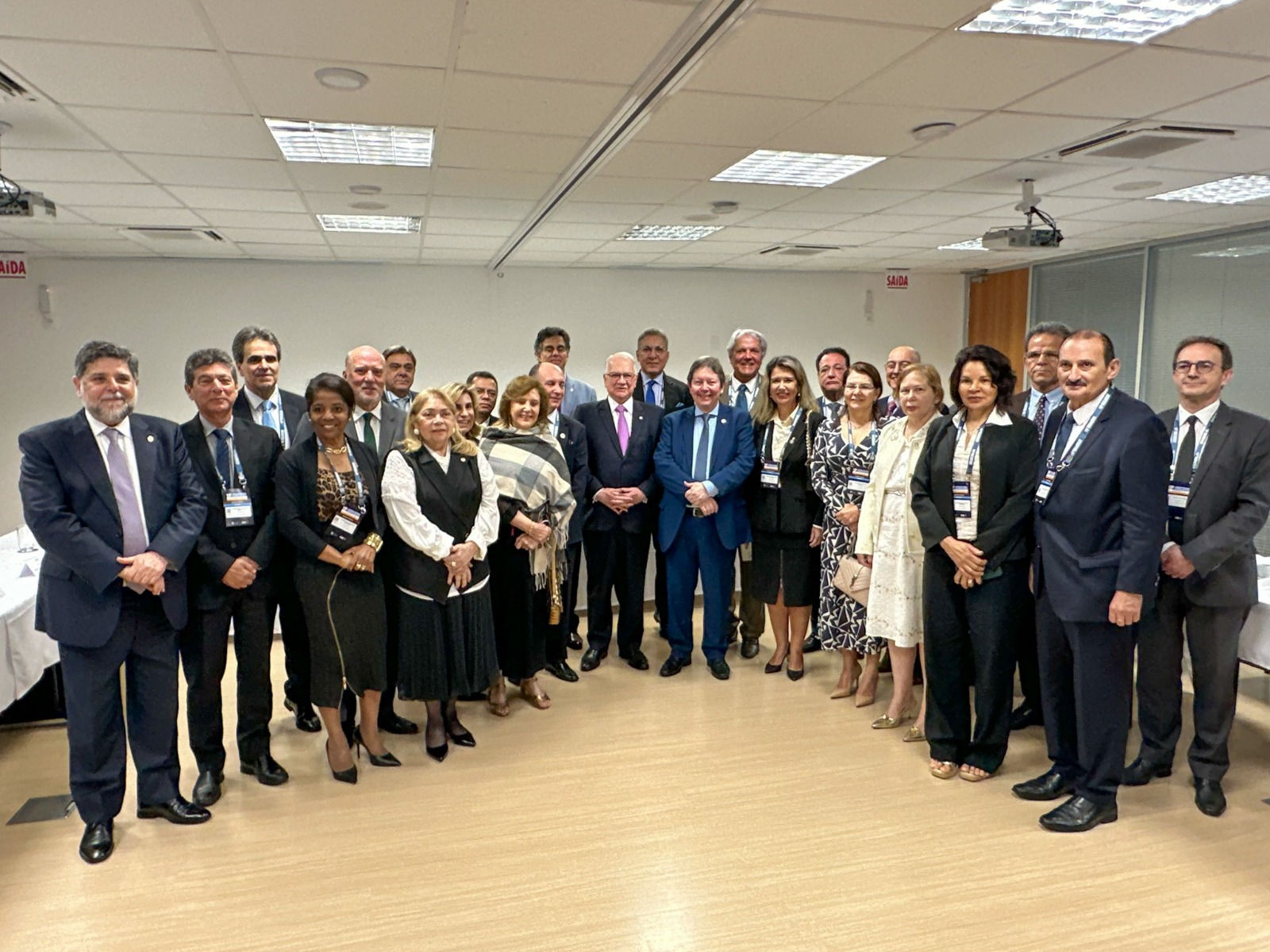 A foto mostra presentes na reunião posando parta foto.