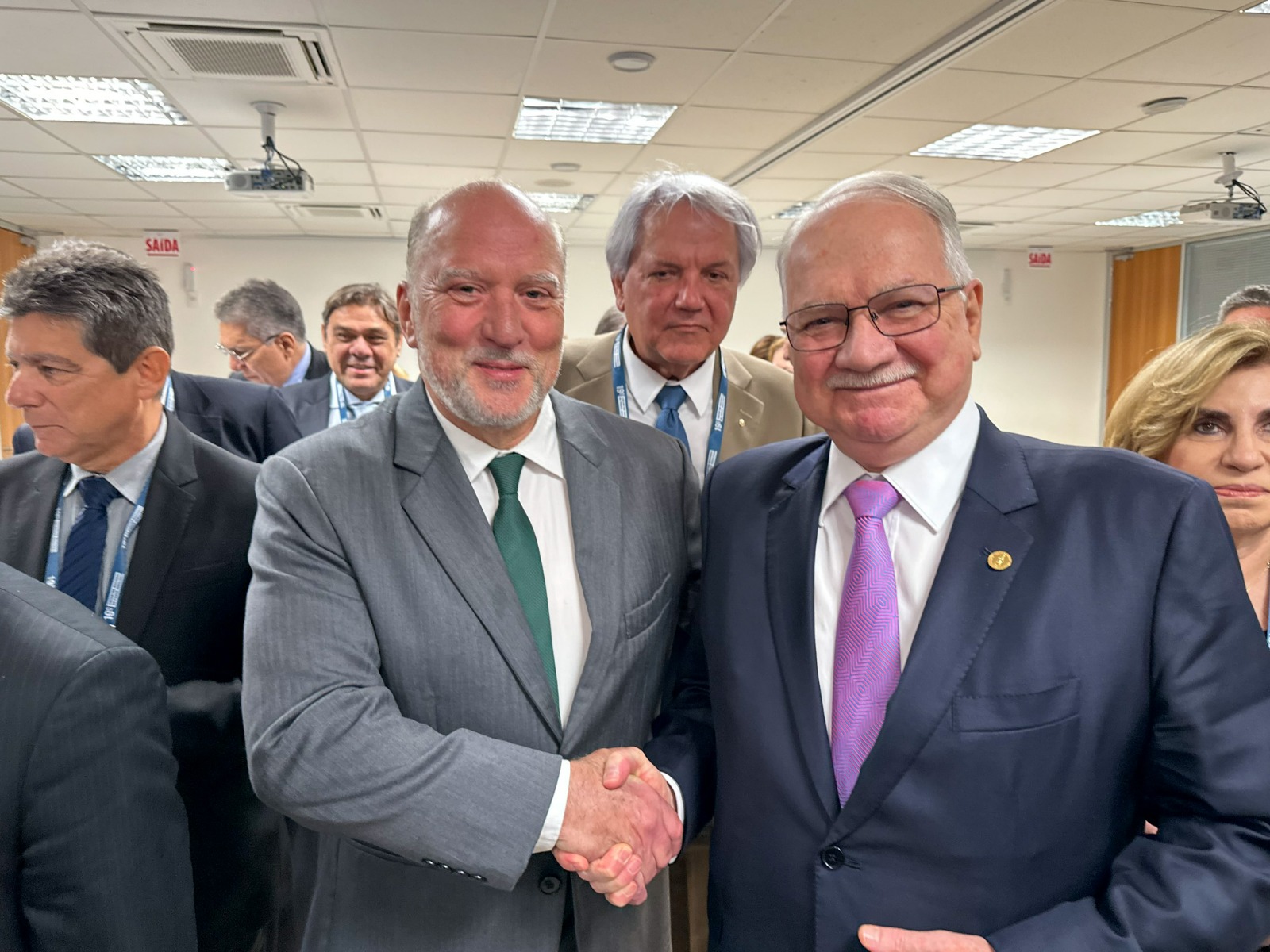 A foto mostra martins costa e fachin.