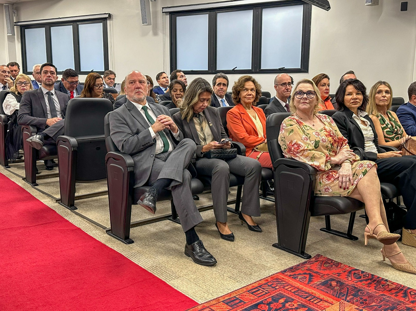 A foto mostra martins costa e laís acompanhan  do cerimônia.