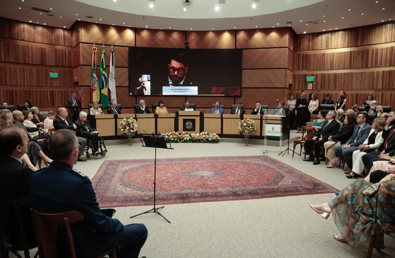 Foto em ângulo aberto da nave do plenário