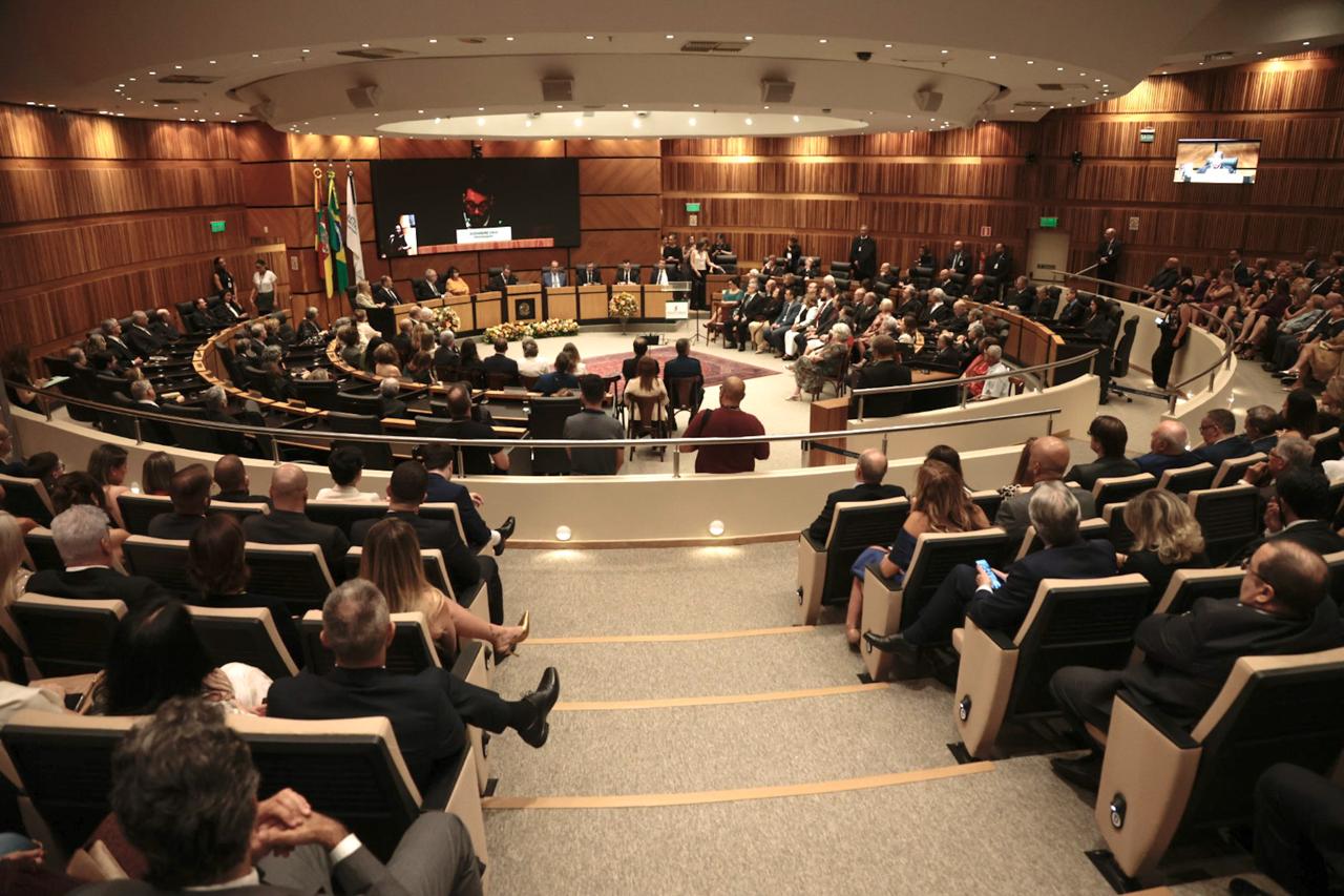 Solenidade no Plenário Milton Varela Dutra