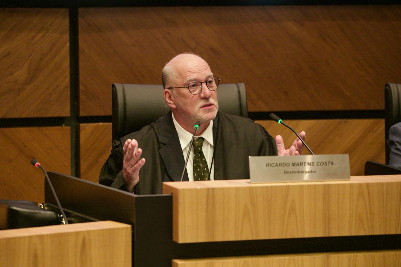 Des. Ricardo Martins Costa discursa durante a posse da nova Administração