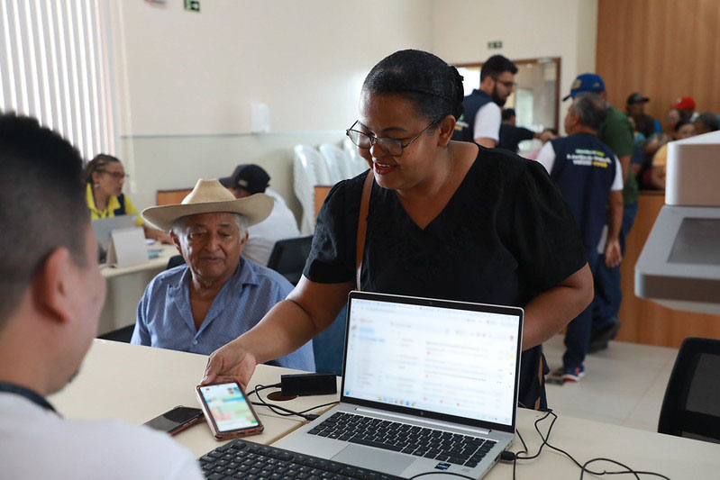 Foto de uma cidadã sendo atendida em uma comunidade do Pará, em um projeto de Justiça itinerante.