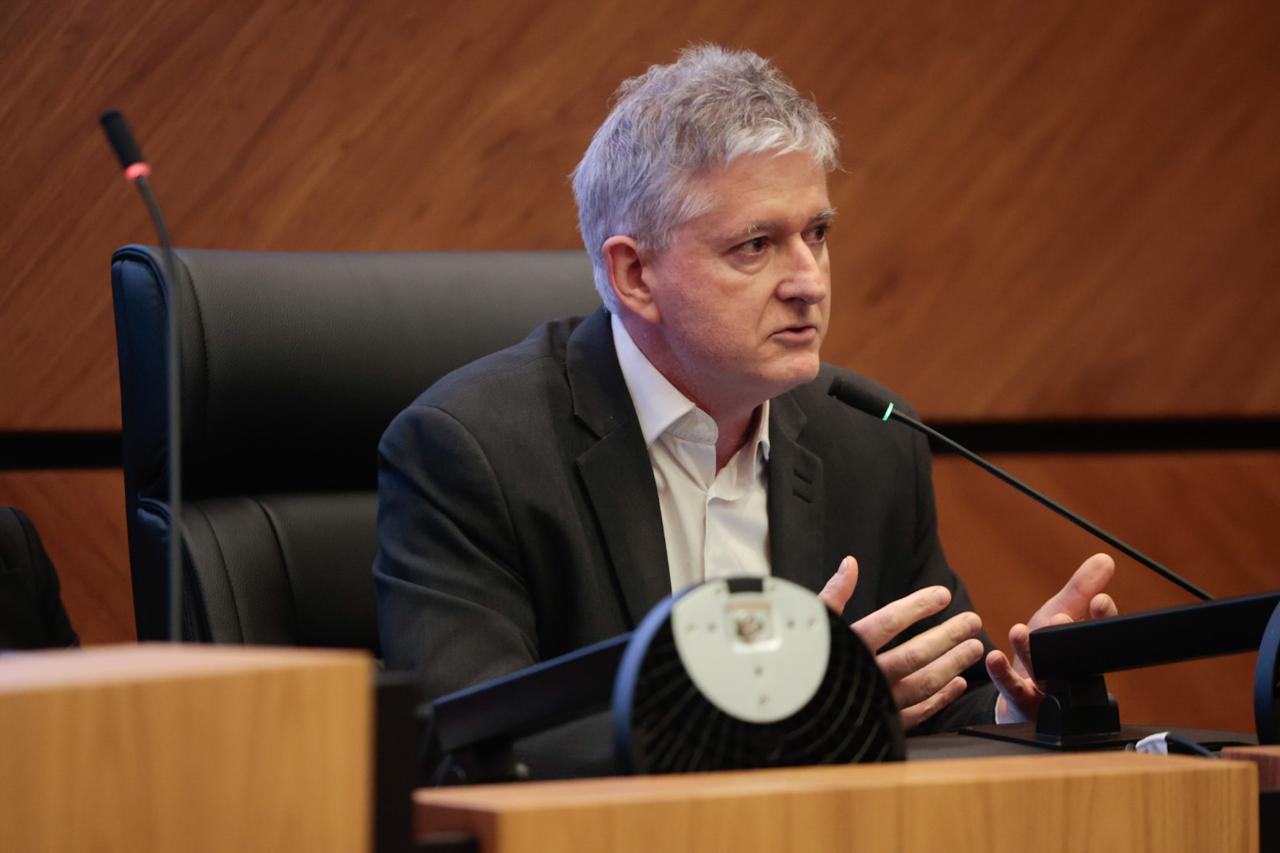 A imagem mostra superintendente-adjunto da Receita Federal, Alexandre Rampelotto, discursando.