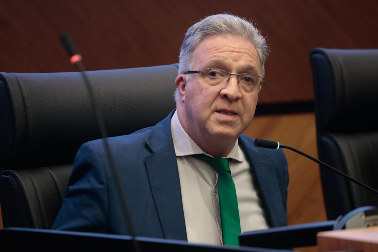 A imagem mostra o desembargador Cassou discursando