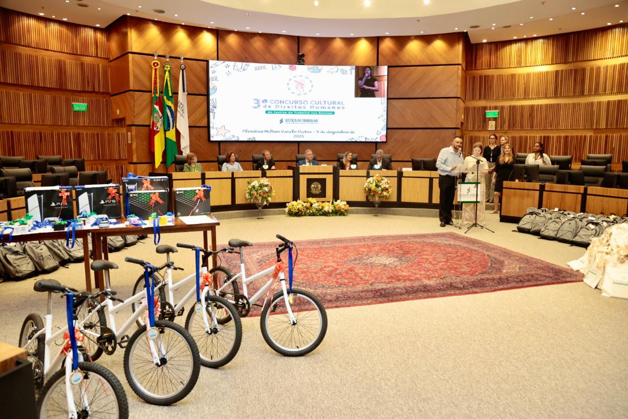 A imagem mostra alguns dos prêmios entregues.