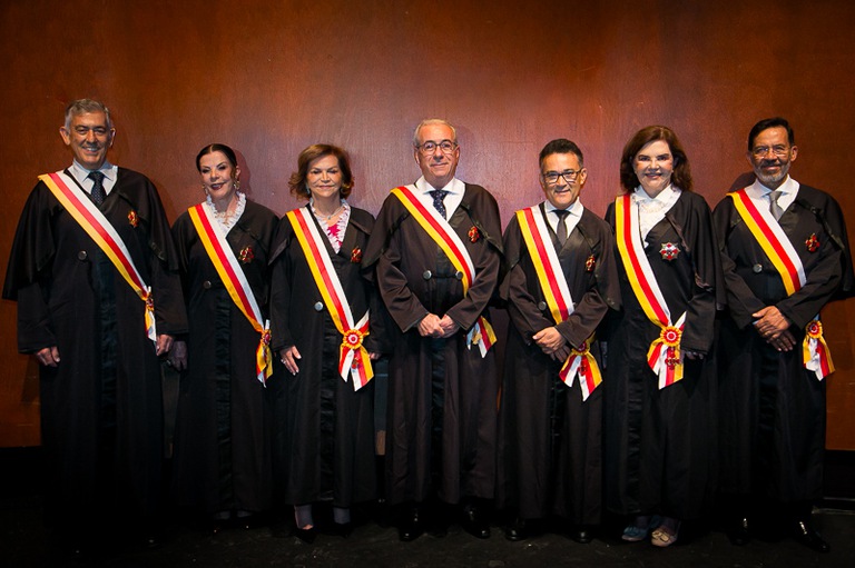 A foto mostra a nova administração do trt-mg