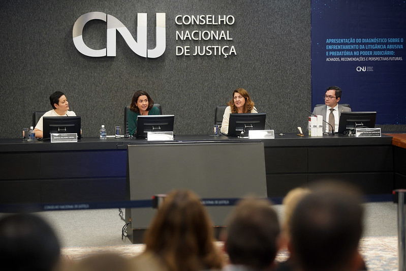 A foto mostra mesa de autoridades num evento.