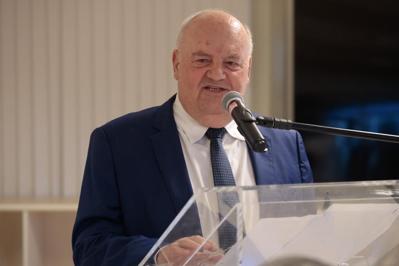 A foto mostra o juiz Colussi discursando.