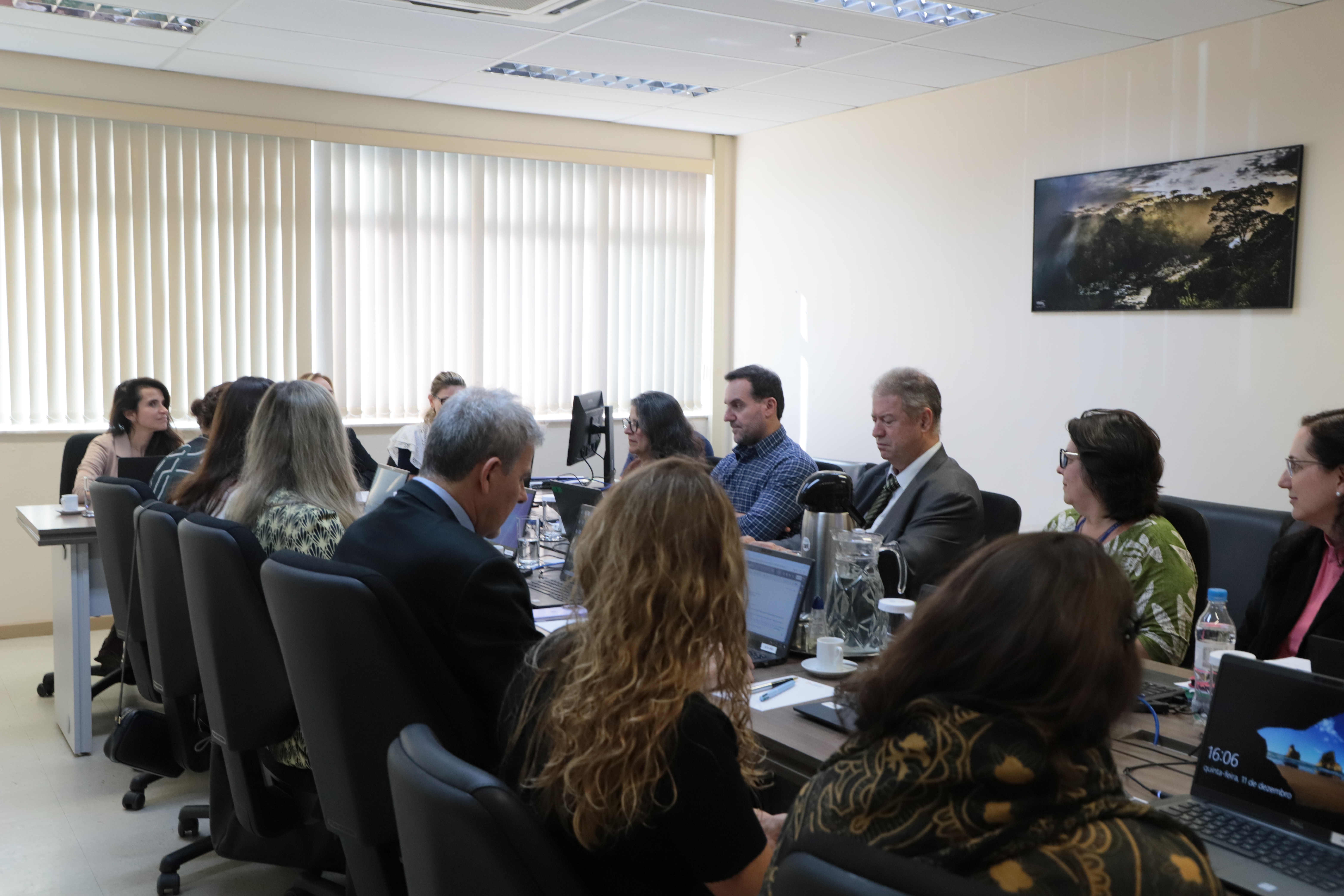 fotografia de todos os participantes da reunião 