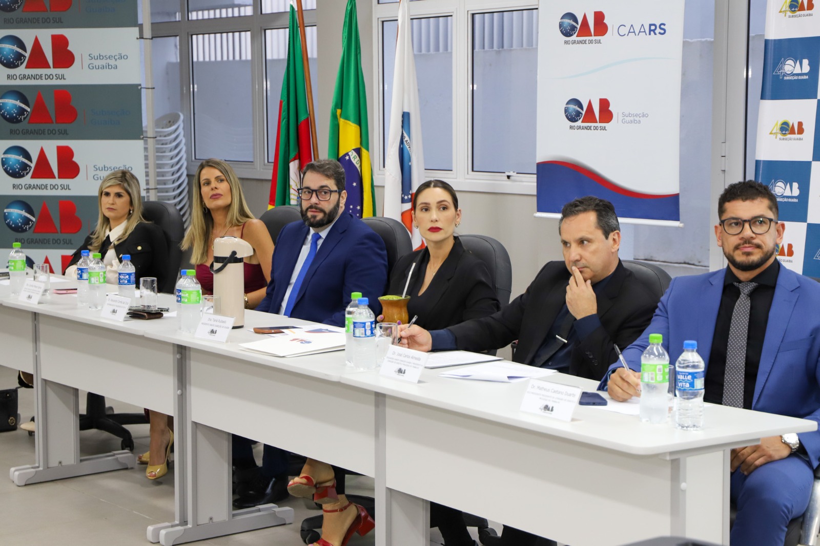 A foto mostra a mesa oficial de autoridades