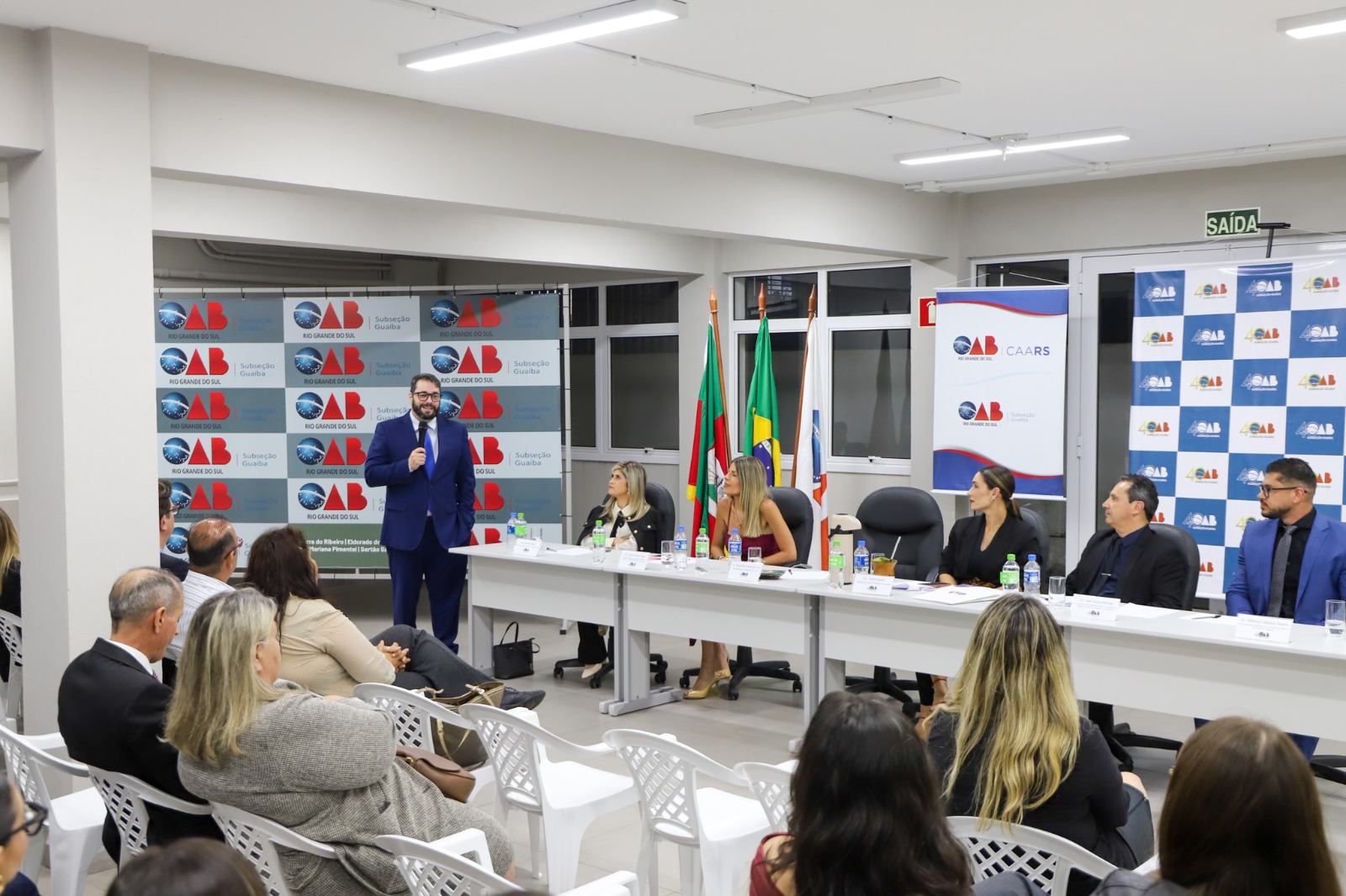 A imagem mostra des. Alexandre palestrando.