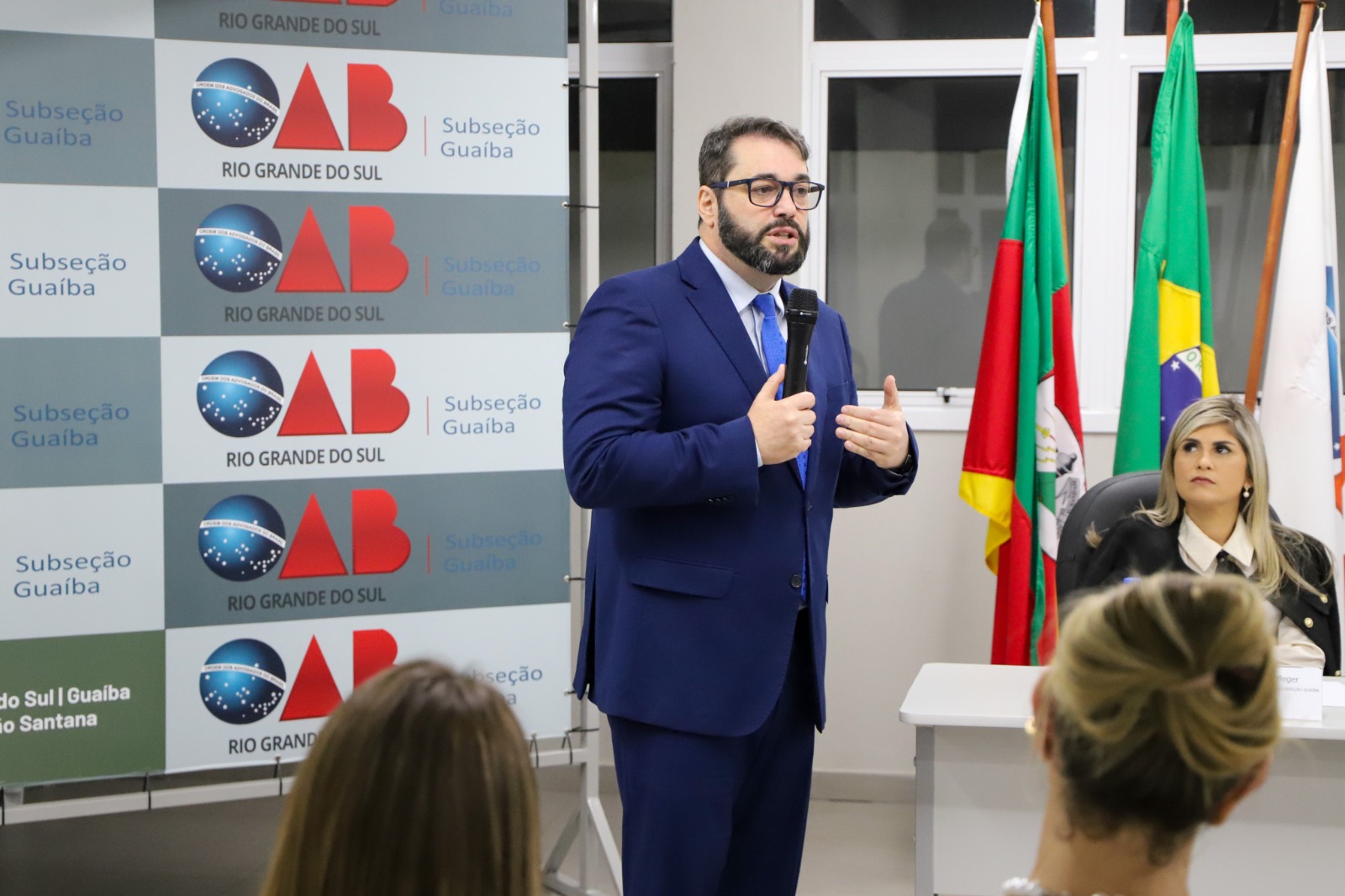 A foto mostra o des. Alexandre palestrando.