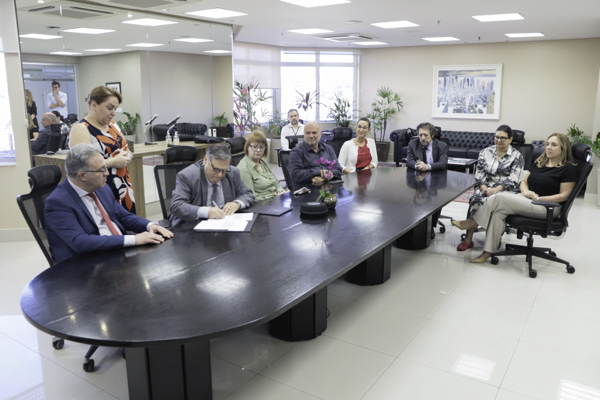 Edson assina o termo de posse ao lado dos membros da mesa oficial