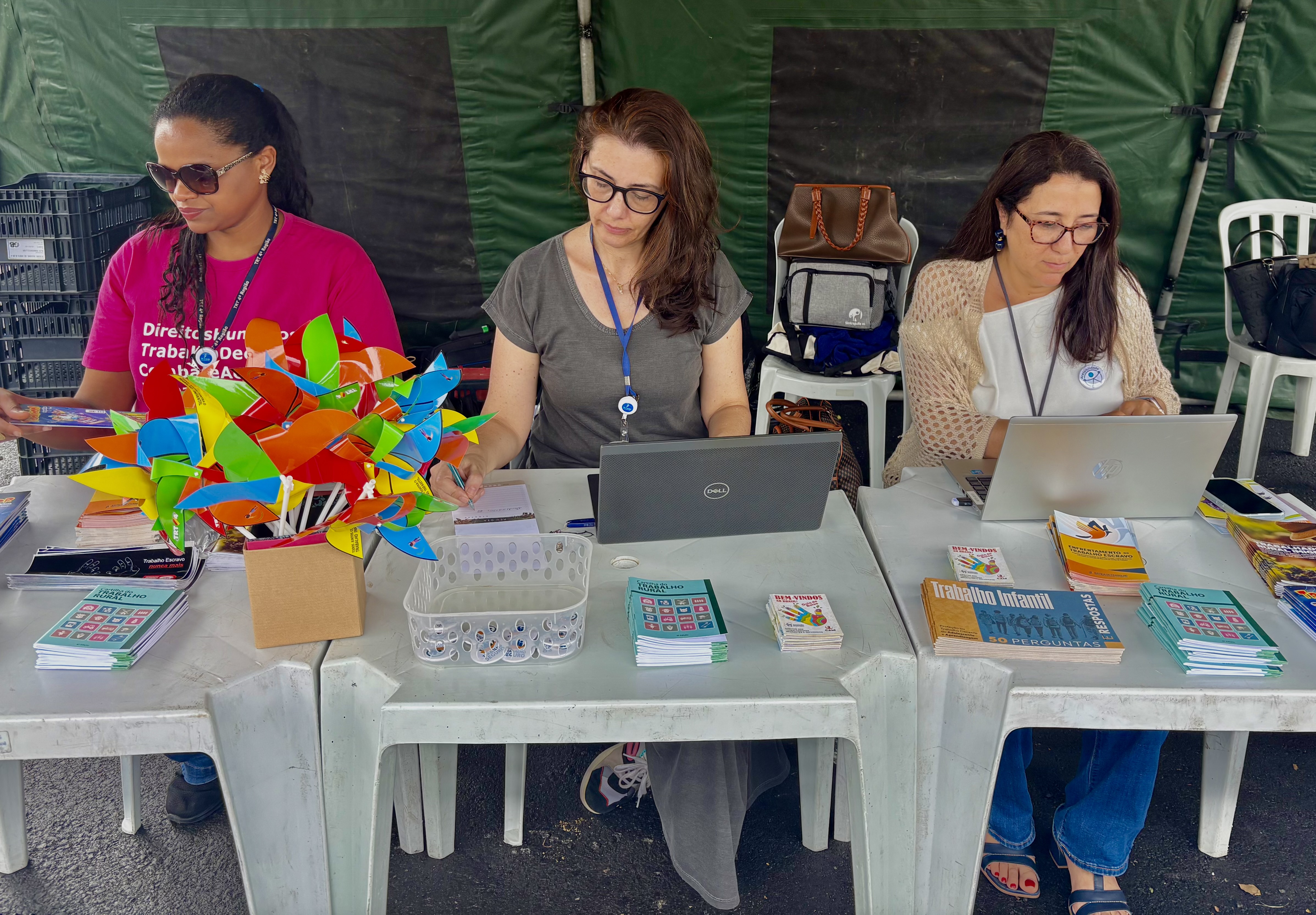 Elen, Eliane e Maria Teresa em atendimentos no popruajud