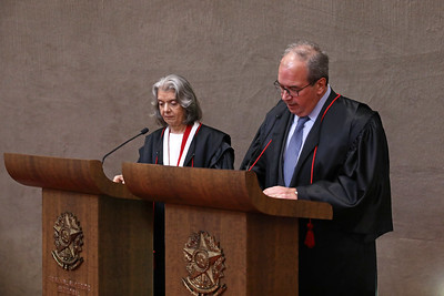 Foto do ministro do TSE sendo empossado.