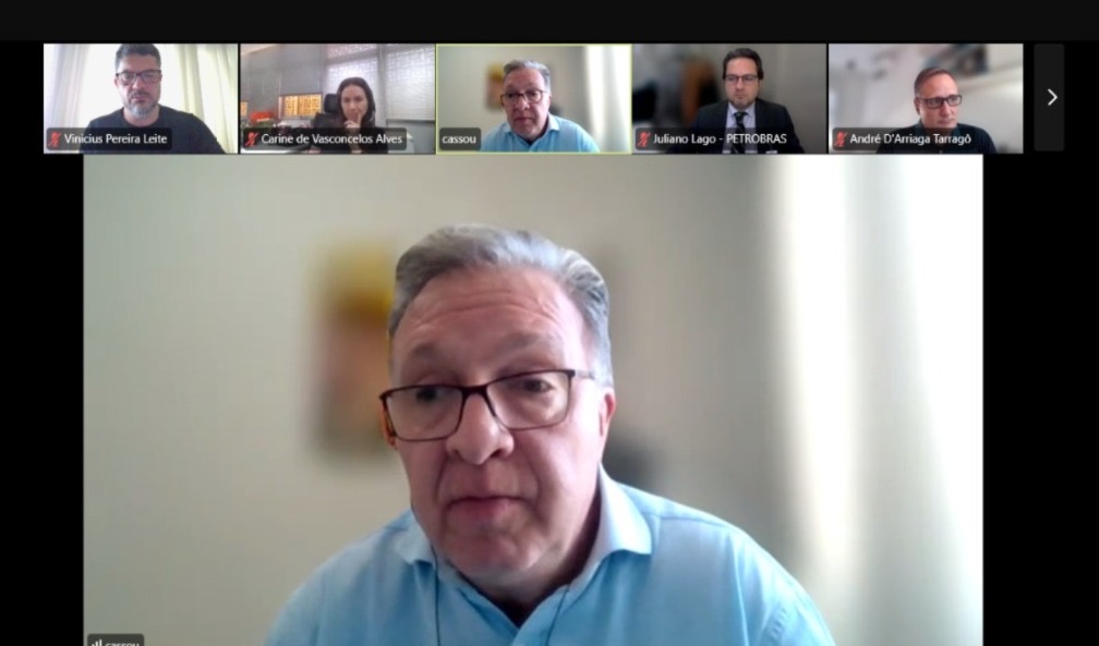 A foto mostra mediação por videoconferência.