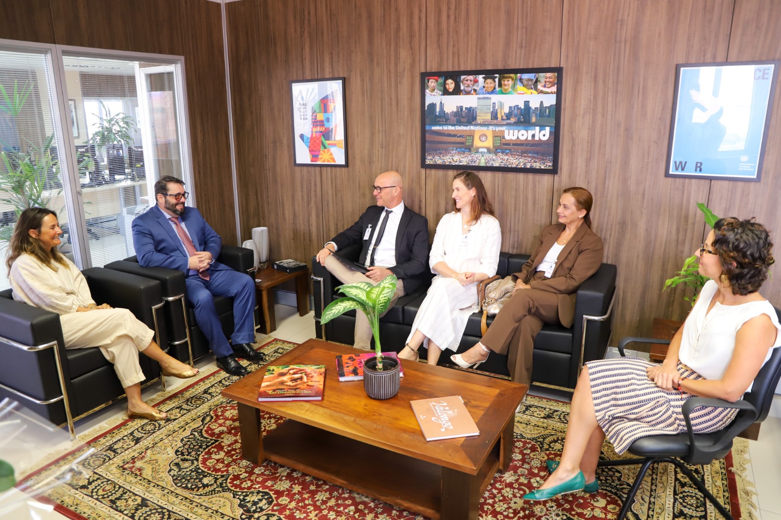 A foto mostra seis pessoas posando para foto numa sala.