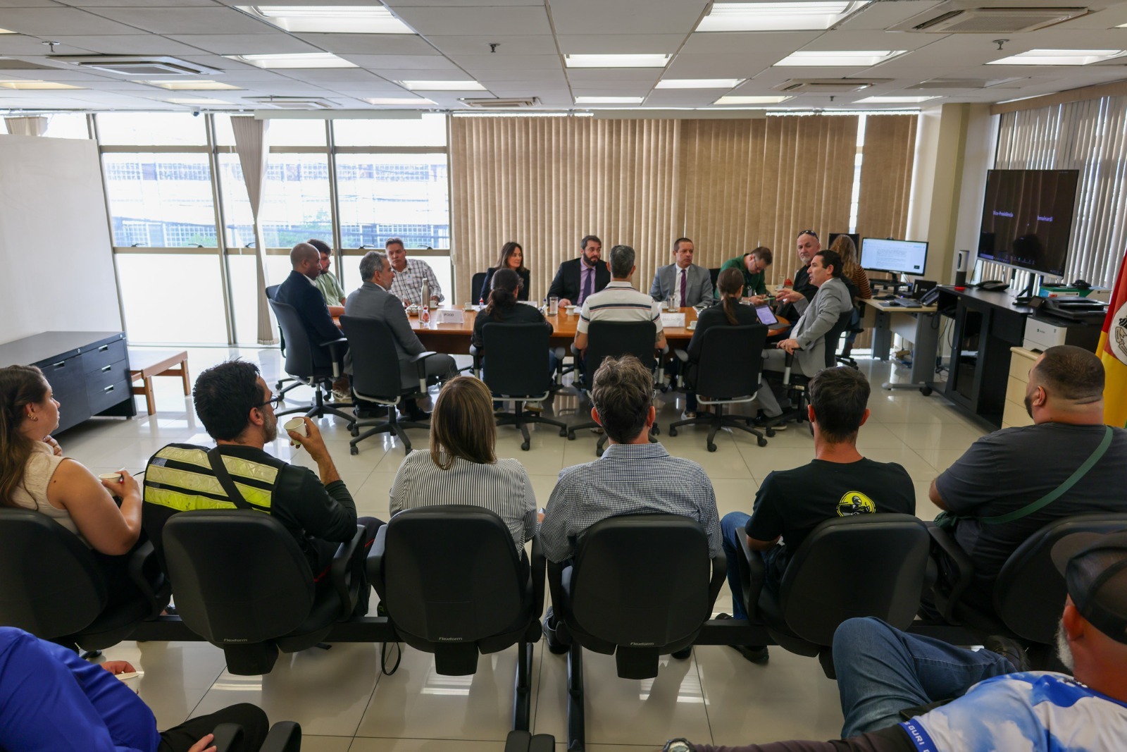 A foto mostra uma mediação sendo conduzida pelo desembargador Alexandre.