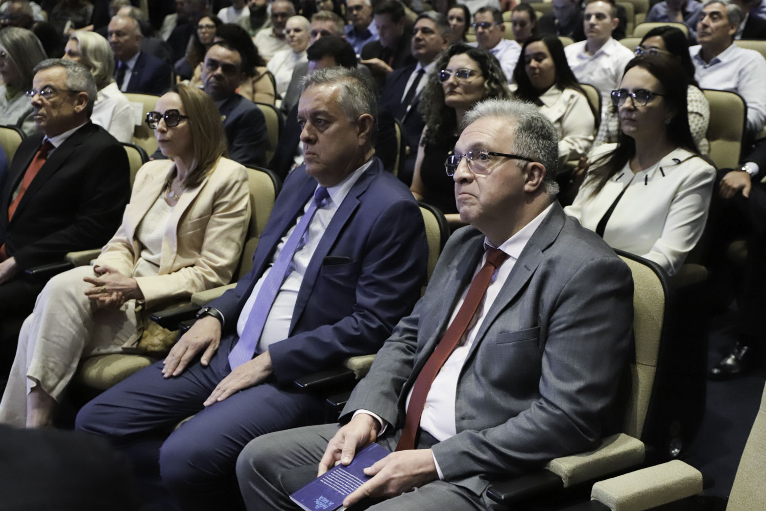 Plateia do do evento com Claúdio Cassou sentando na primeira fila