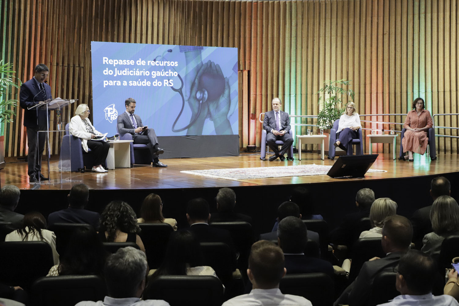 Foto em ângulo aberto, mostrando público e palco.