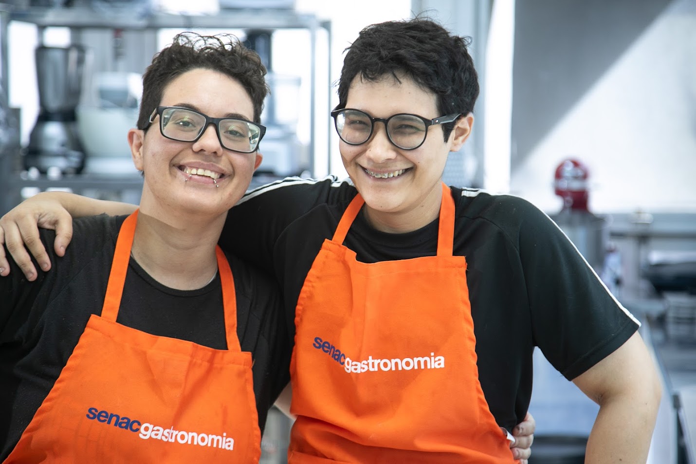 Foto posada de dois estudantes do curso, abraçados.