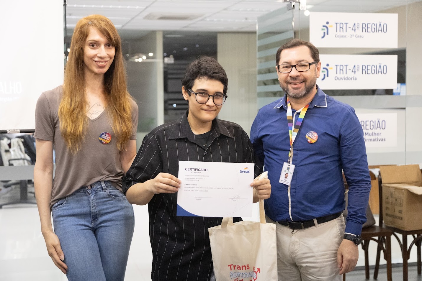 Entrega do certificado a um dos alunos do curso