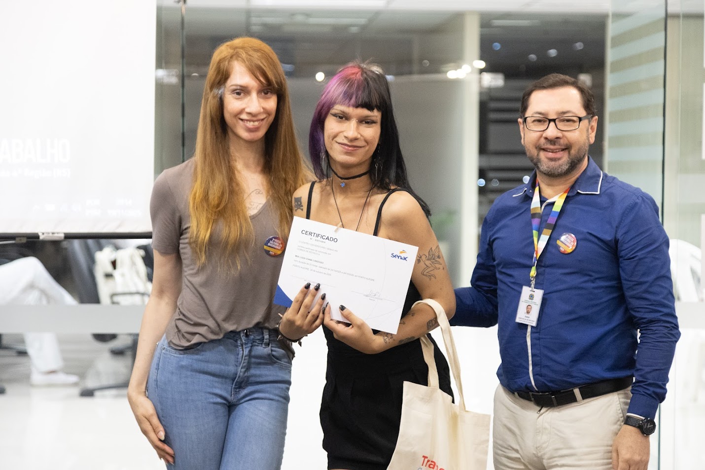 Aluna recebendo certificado de conclusão do curso