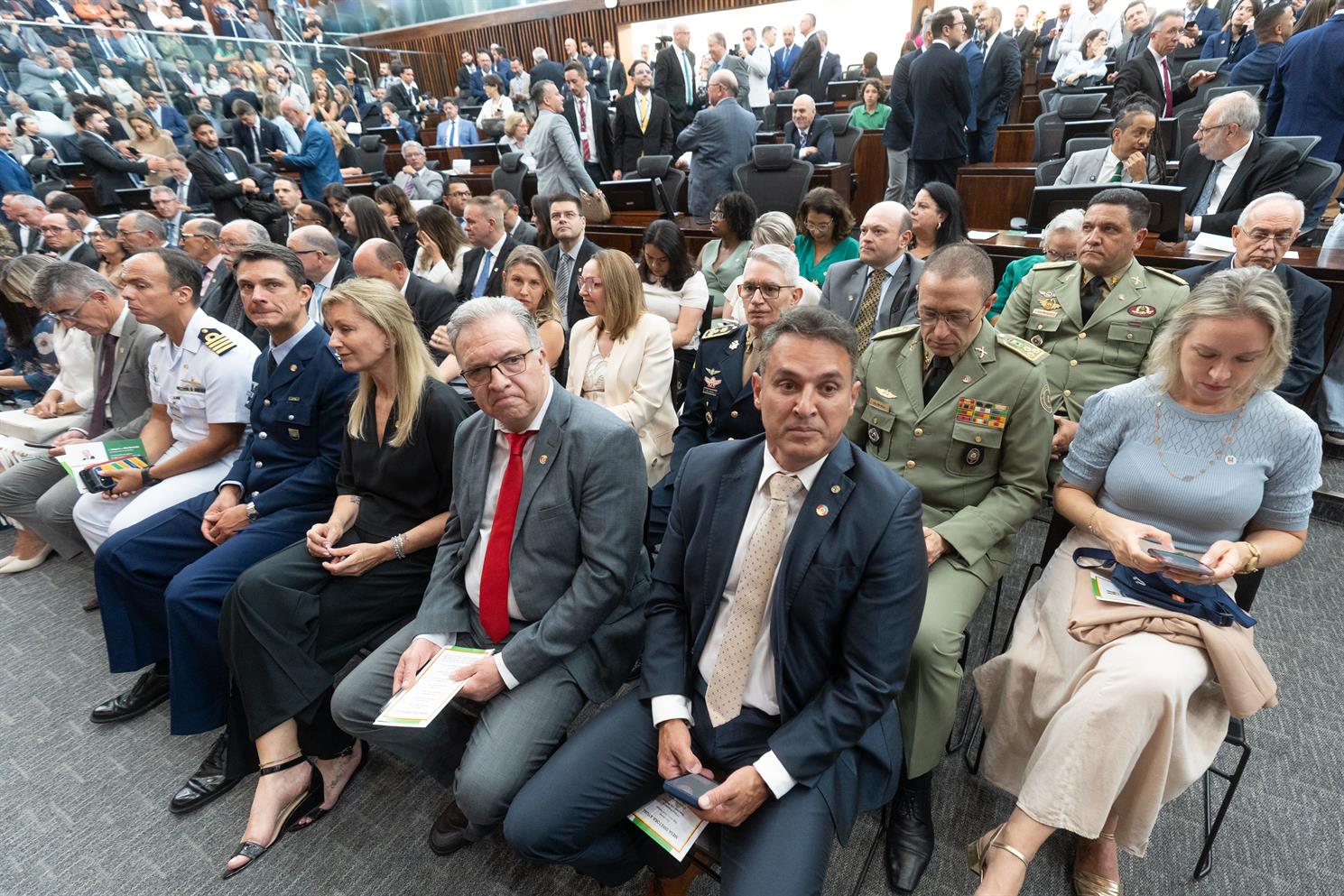 Plenário lotado, com autoridades distribuídas em fileiras. Na primeira fila, está o desembargador do TRT-RS, Cláudio Antônio Cassou Barbosa. 