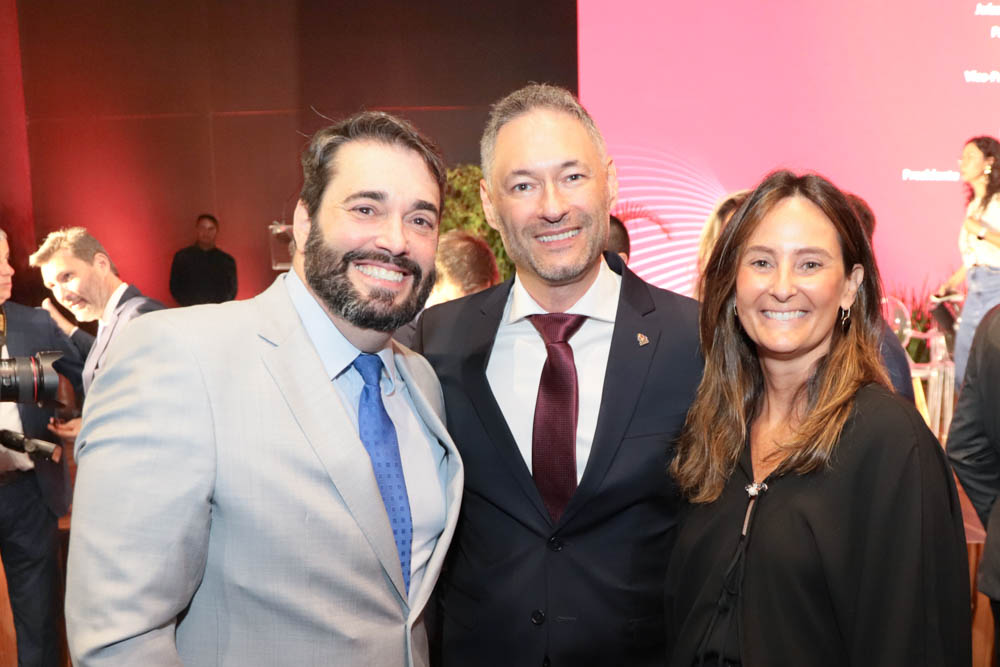Alexandre Cruz, Daniel Pereira e Luciana Xavier.