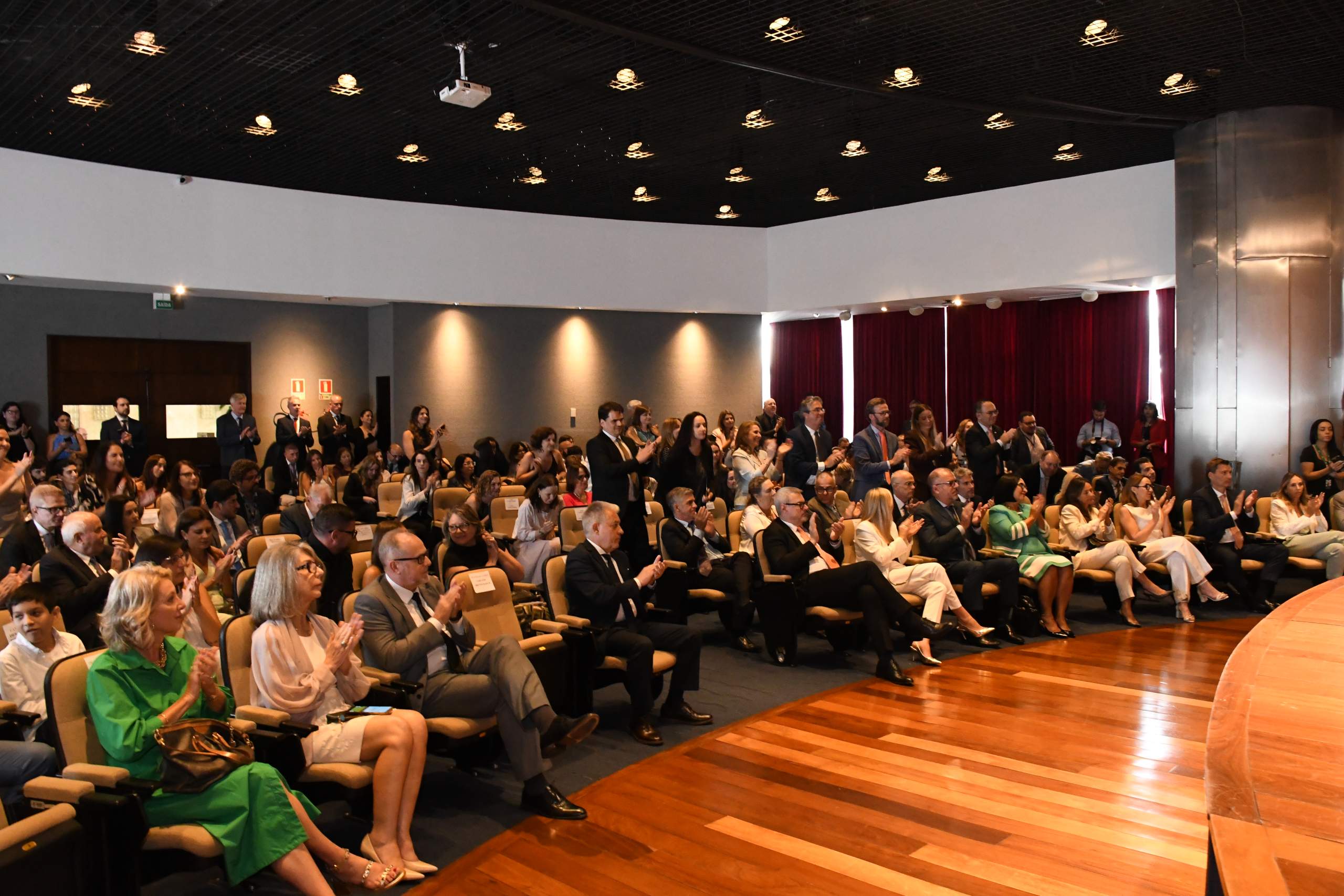 A foto mostra plateia de um evento.