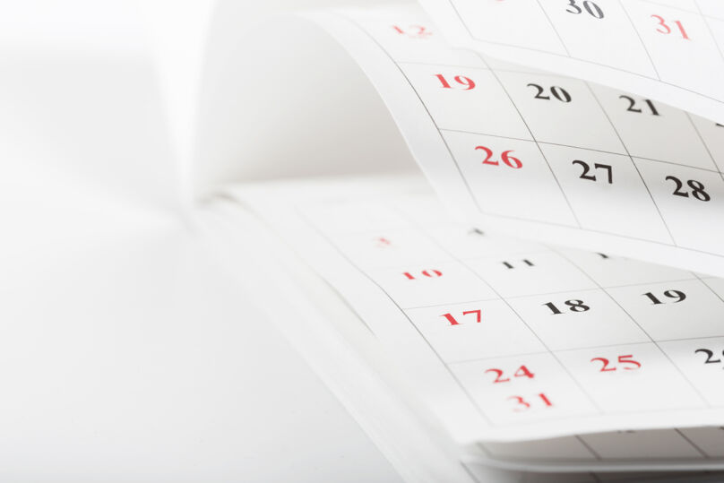 Foto ilustrativa de um calendário de mesa