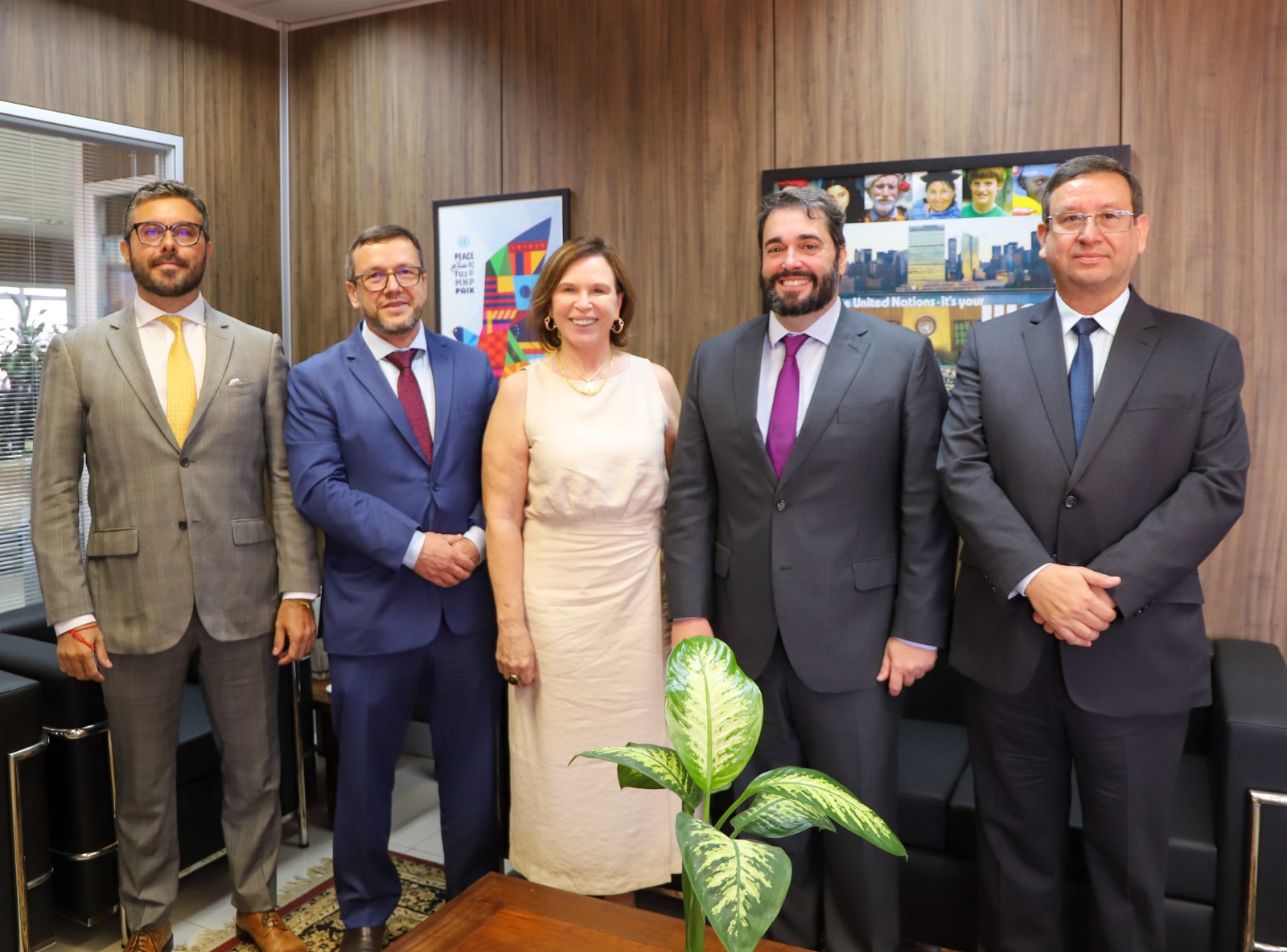 Desembargador Alexandre posando para foto com juízes de Santa Maria.