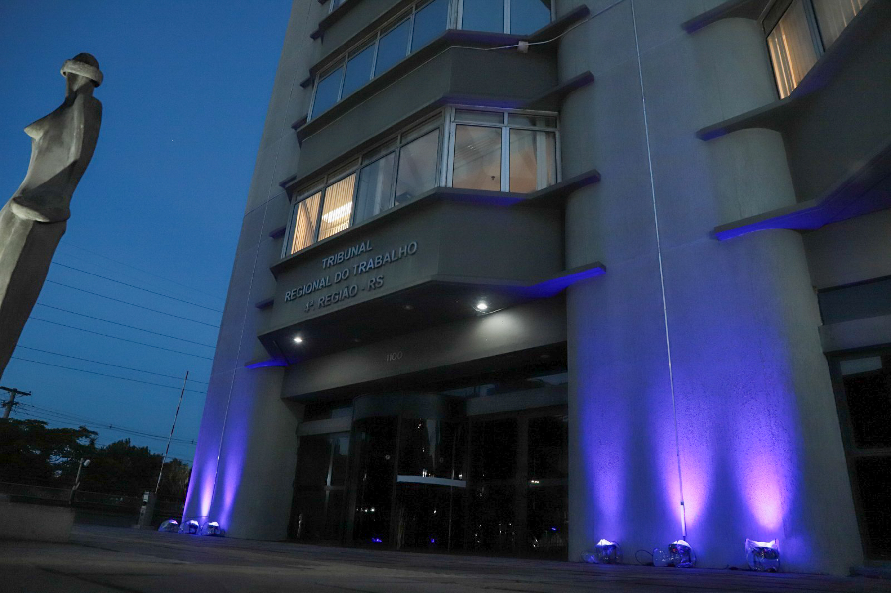 Fachada do TRT-RS com iluminação lilás