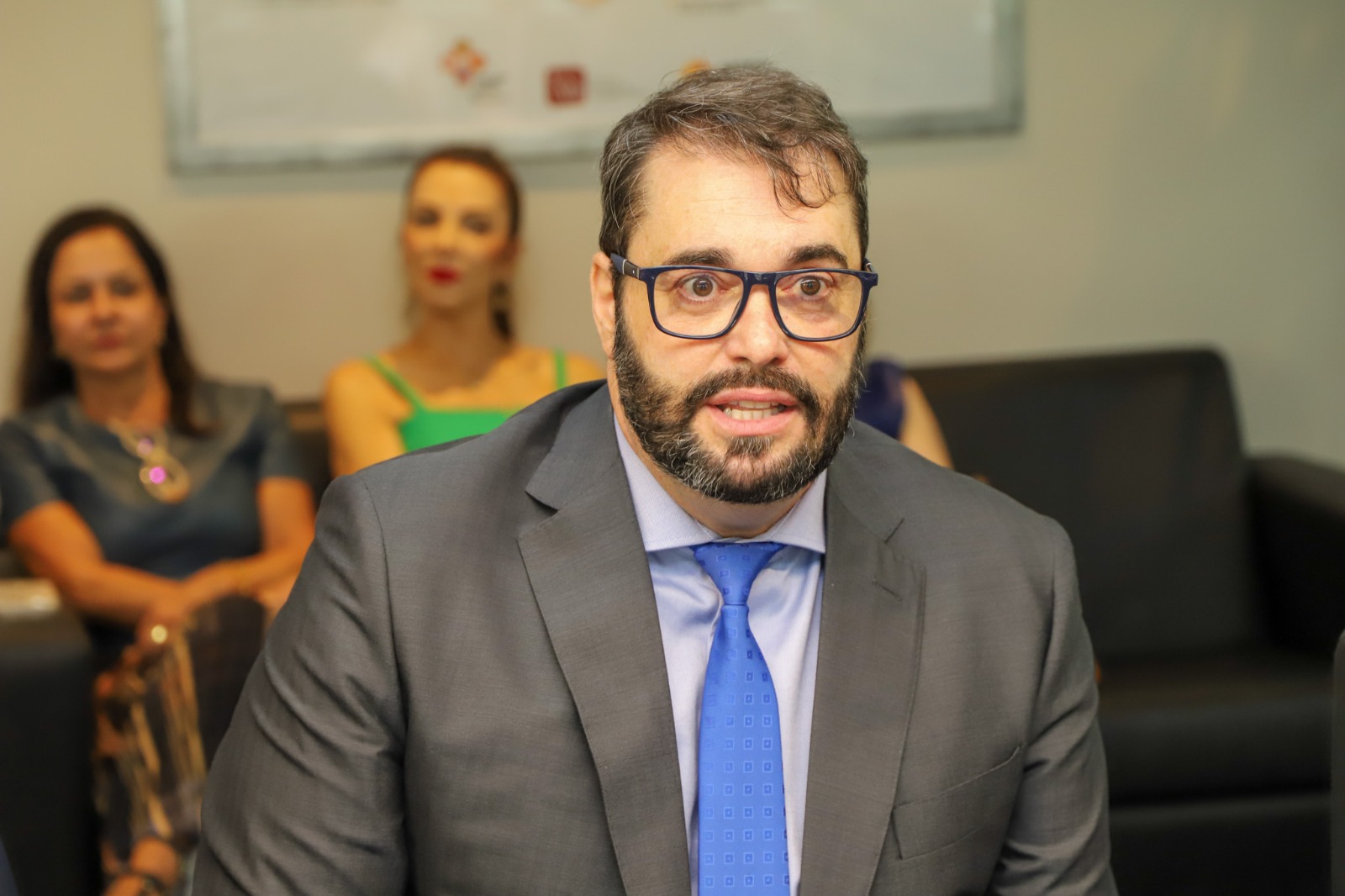 Foto do desembargador alexandre discursando.