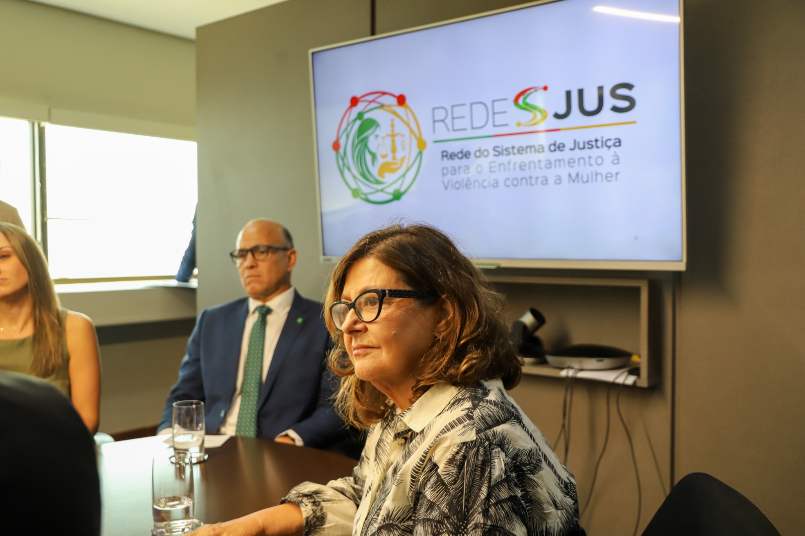 A foto mostra a desembargadora Carmen em primeiro plano.