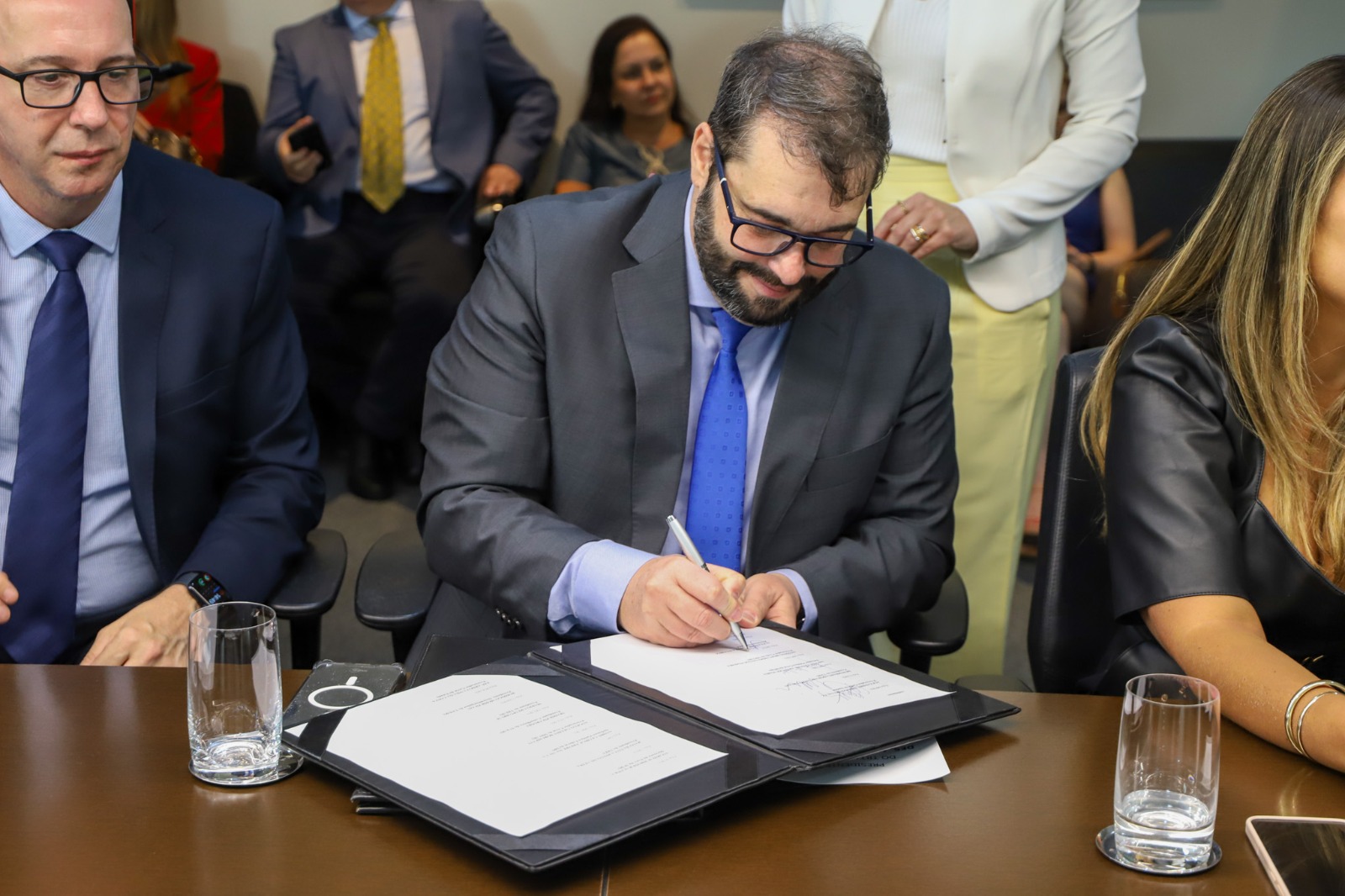 Assinatura do termo de cooperação pelo desembargador Alexandre.