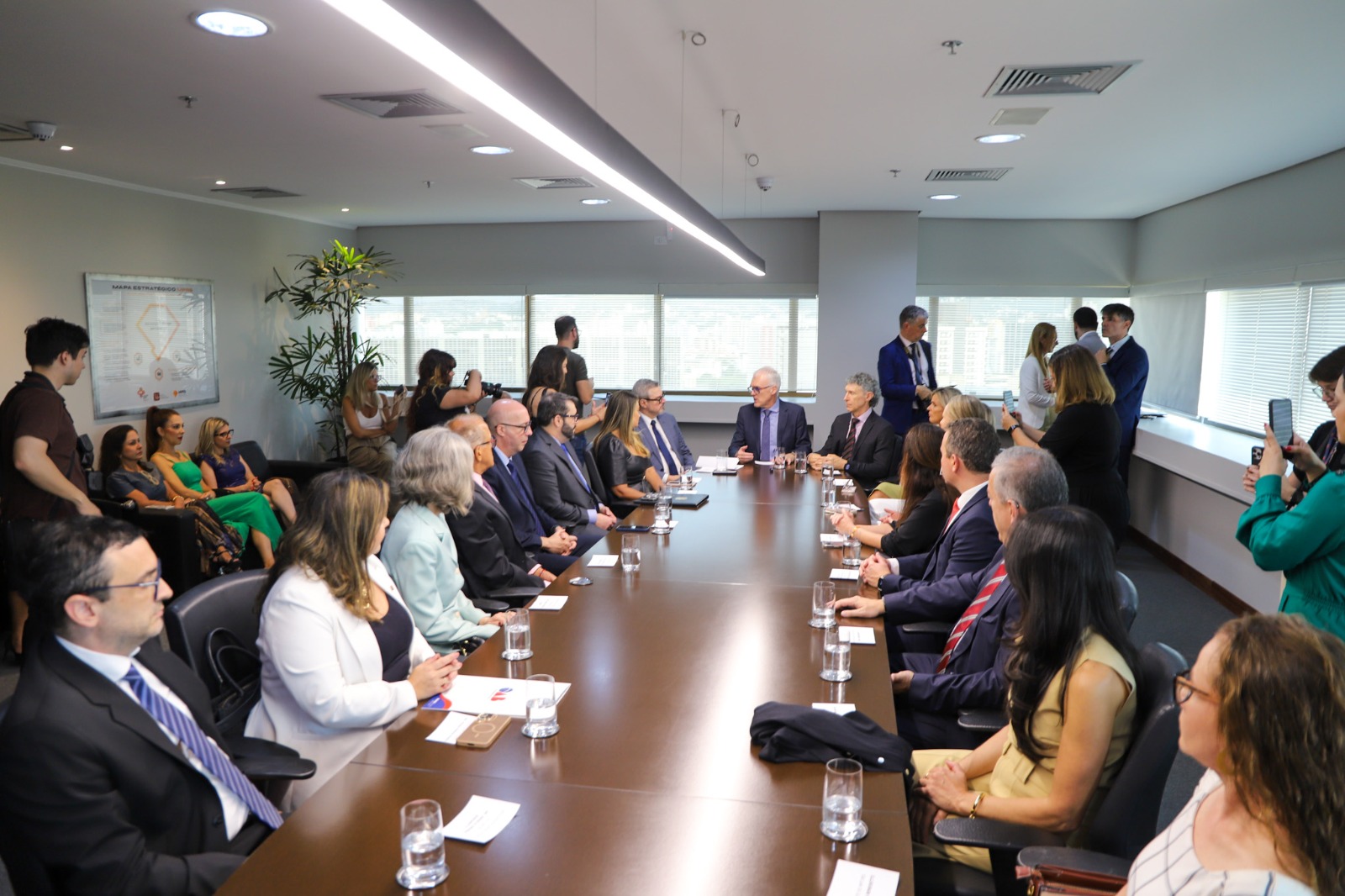 A foto mostra mesa de autoridades.
