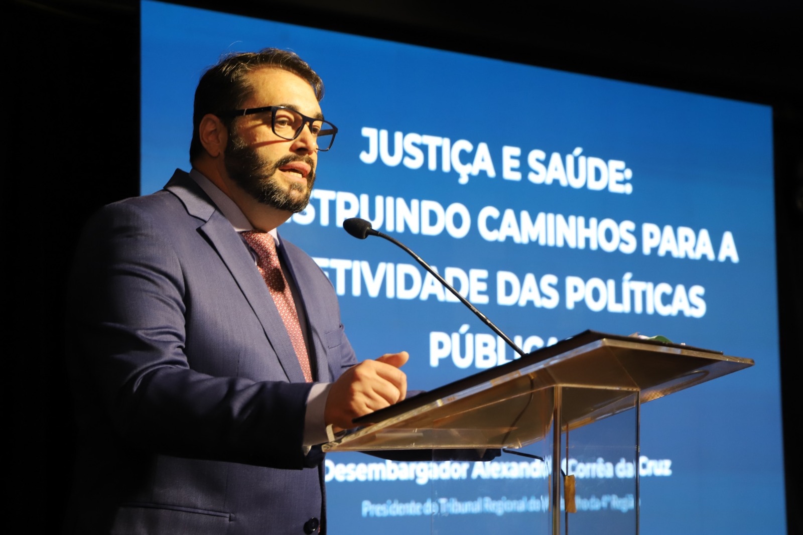 A foto mostra o des. alexandre primeiro plano.