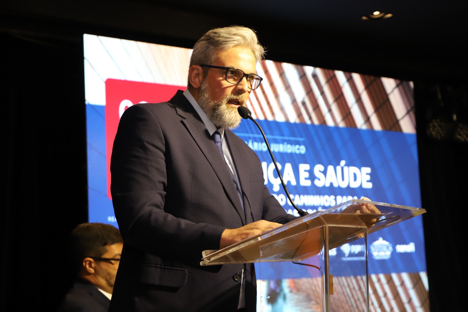 A foto mostra o juiz Thiago Malmann em primeiro plano.