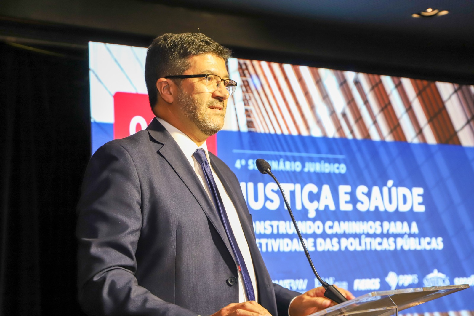 A foto mostra o des. Rossal em Primeiro plano.