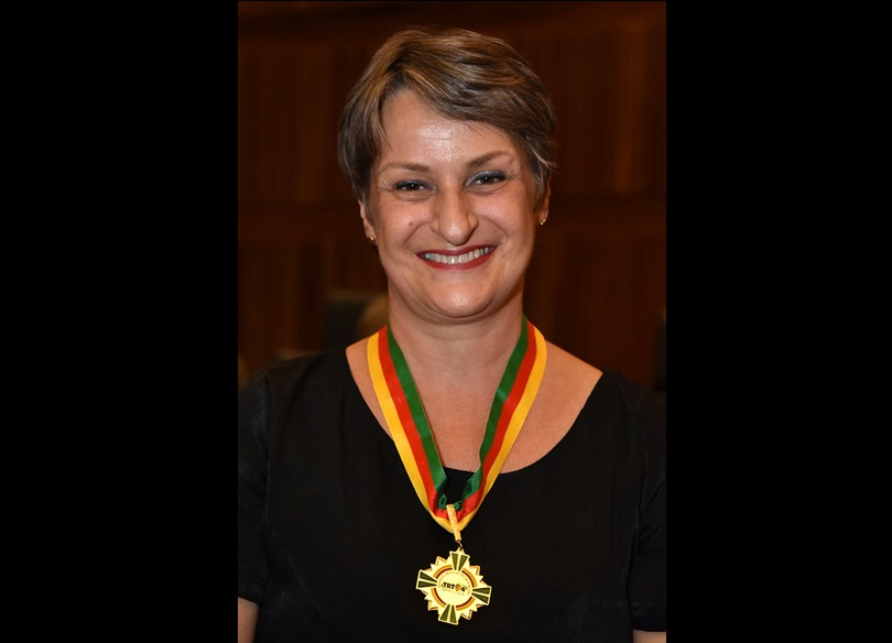 Juíza Andréa Nocchi, com a Comenda do TRT-RS