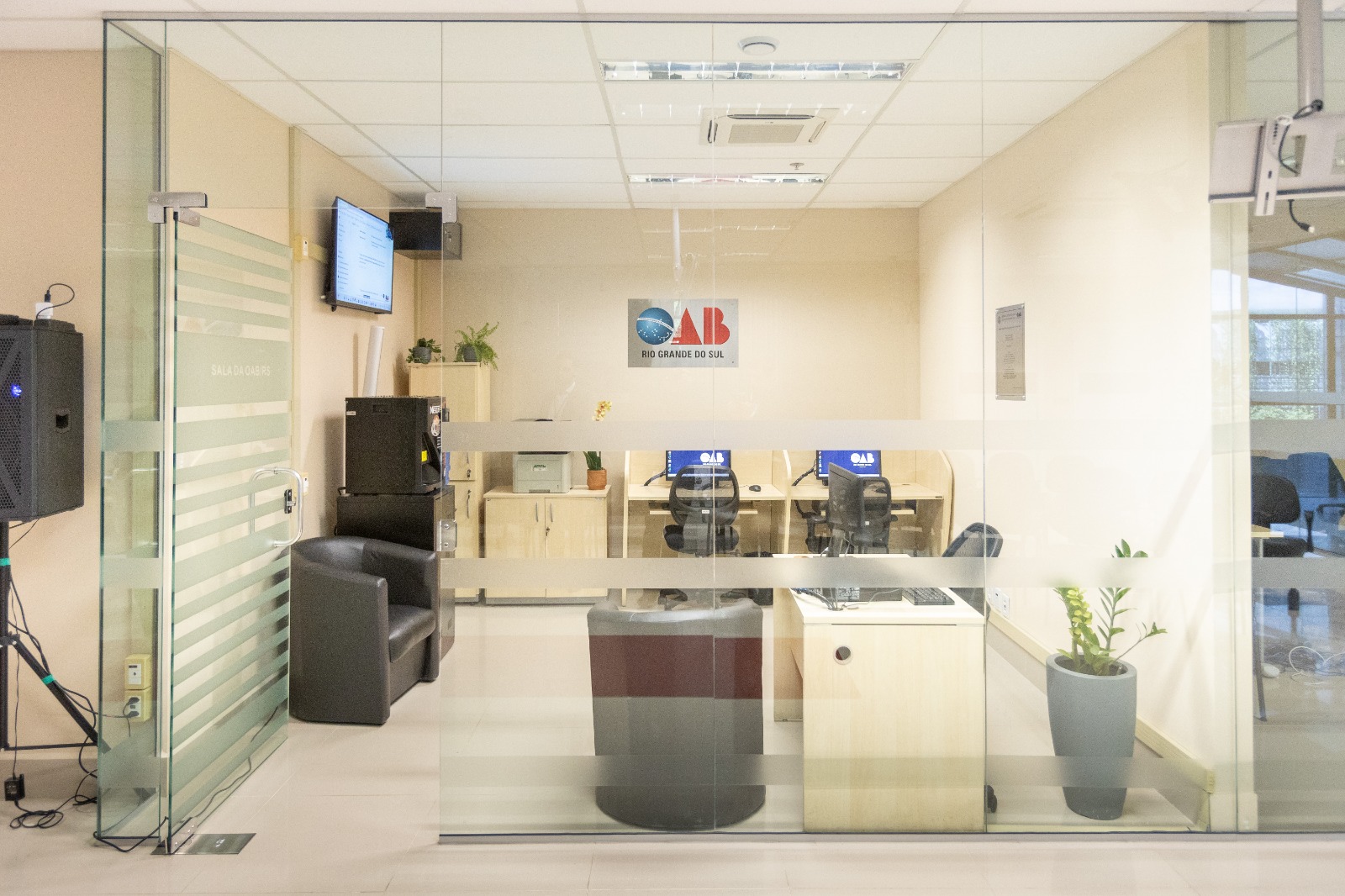 A foto mostra a nova sala da OAB no TRT-RS vista do lado de fora.
