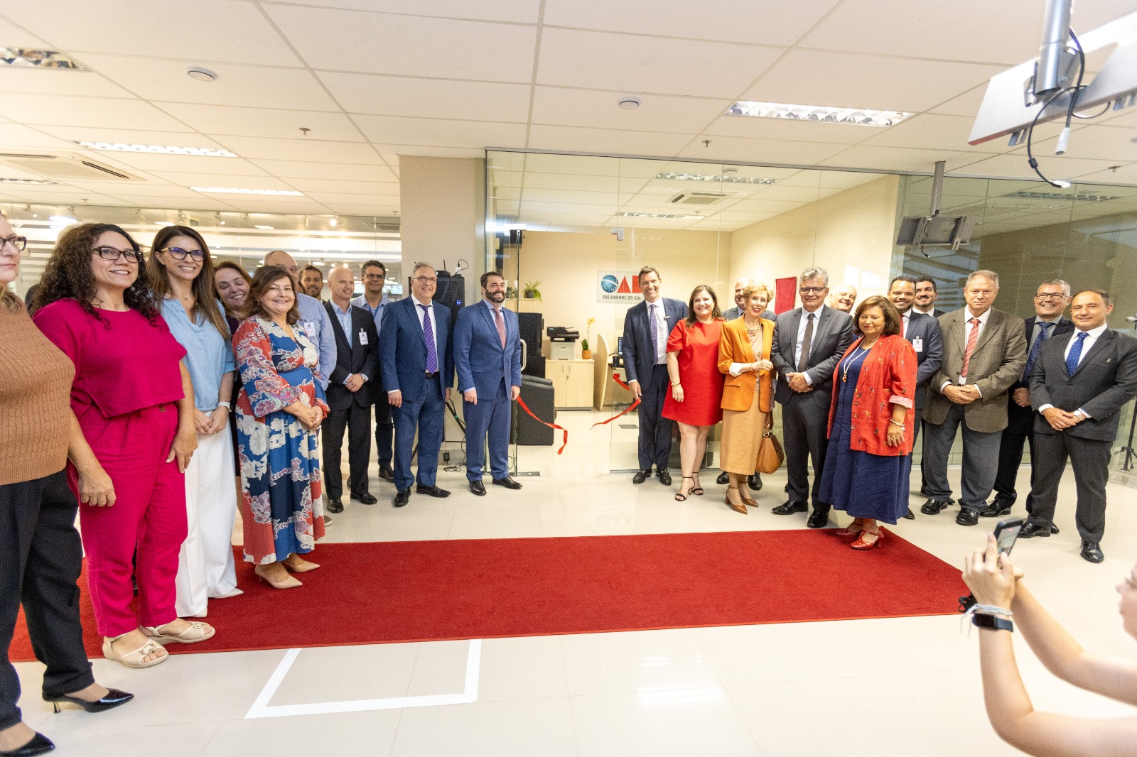 A foto mostra o desenlace da nova sala da OAB no TRT-RS.