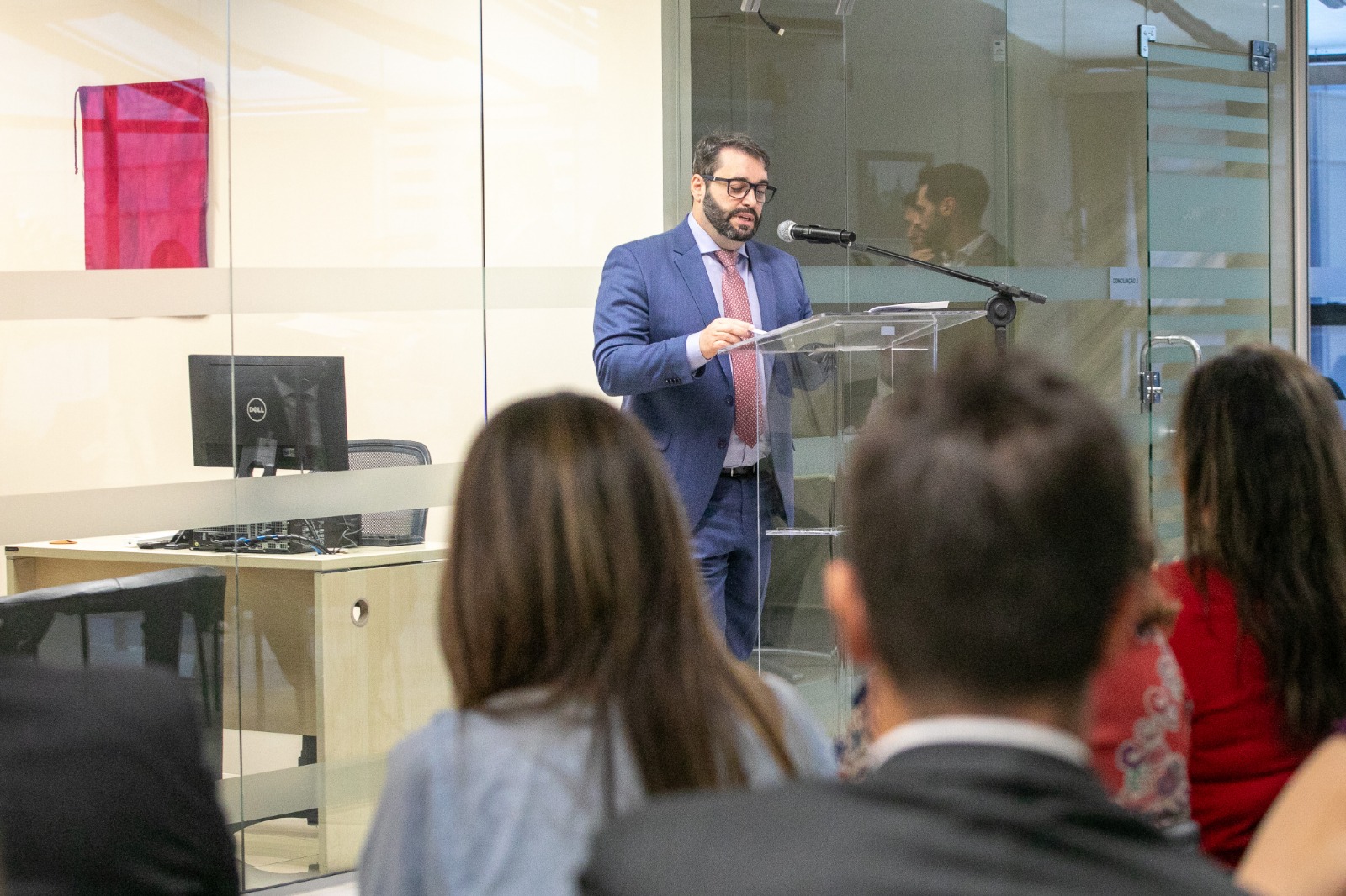 A foto mostra o desembargador alexandre discursando.