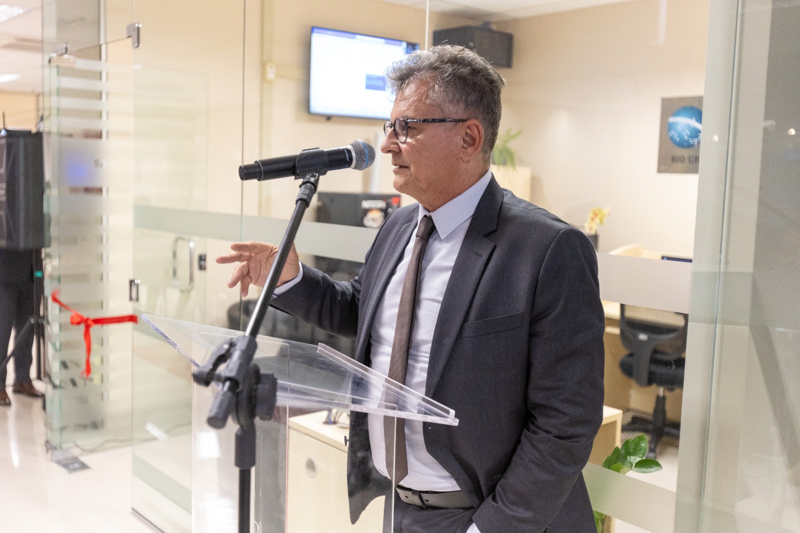 A foto mostra o advogado Raimar Machado discursando.