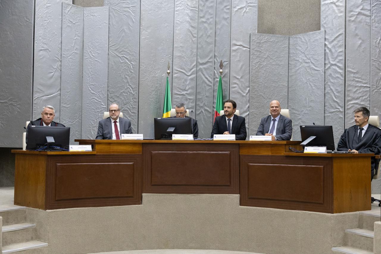 A foto mostra mesa de autoridades em evento no plenário do TRE-RS